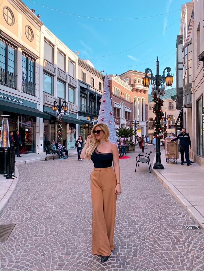 hofit kim cohen - Former Travel blogger/influencer (since 2014), turned multi-7 figures boss babe, author, business & mindset mentor/coach. 5-figure e-book course